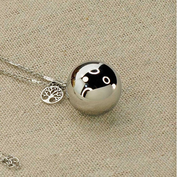 bola de grossesse avec un arbre de vie en pendentif