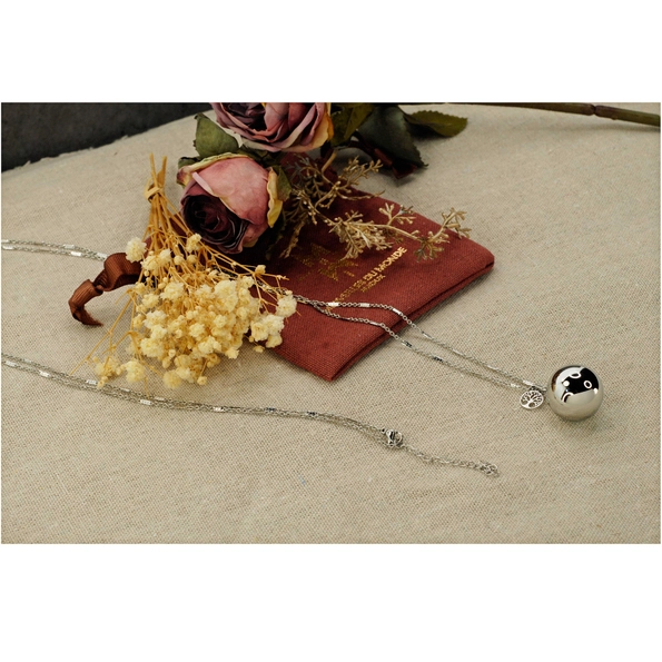 bola de grossesse avec un arbre de vie en pendentif