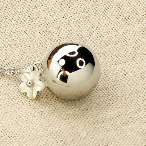 Bola de grossesse en argent avec une petite fleur blanche en pendentif