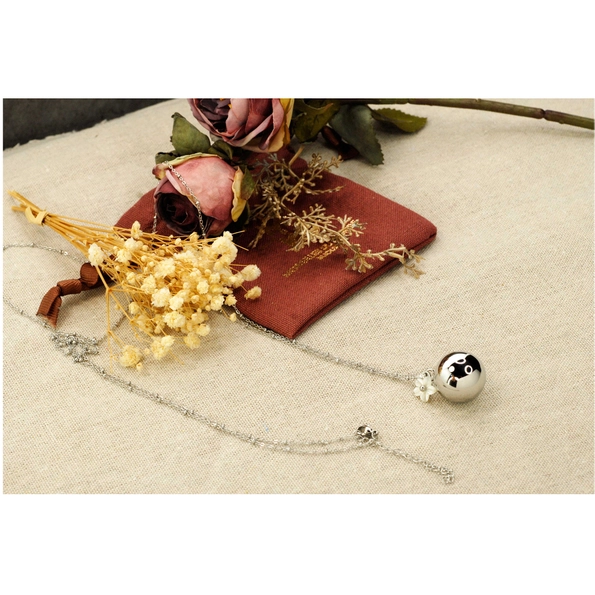 bola de grossesse couleur argent avec petite fleur blanche en pendentif