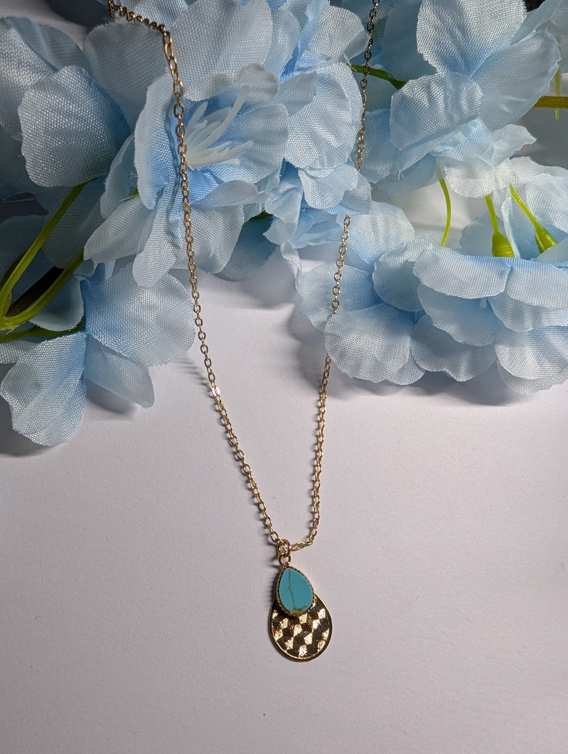 collier doré et turquoise