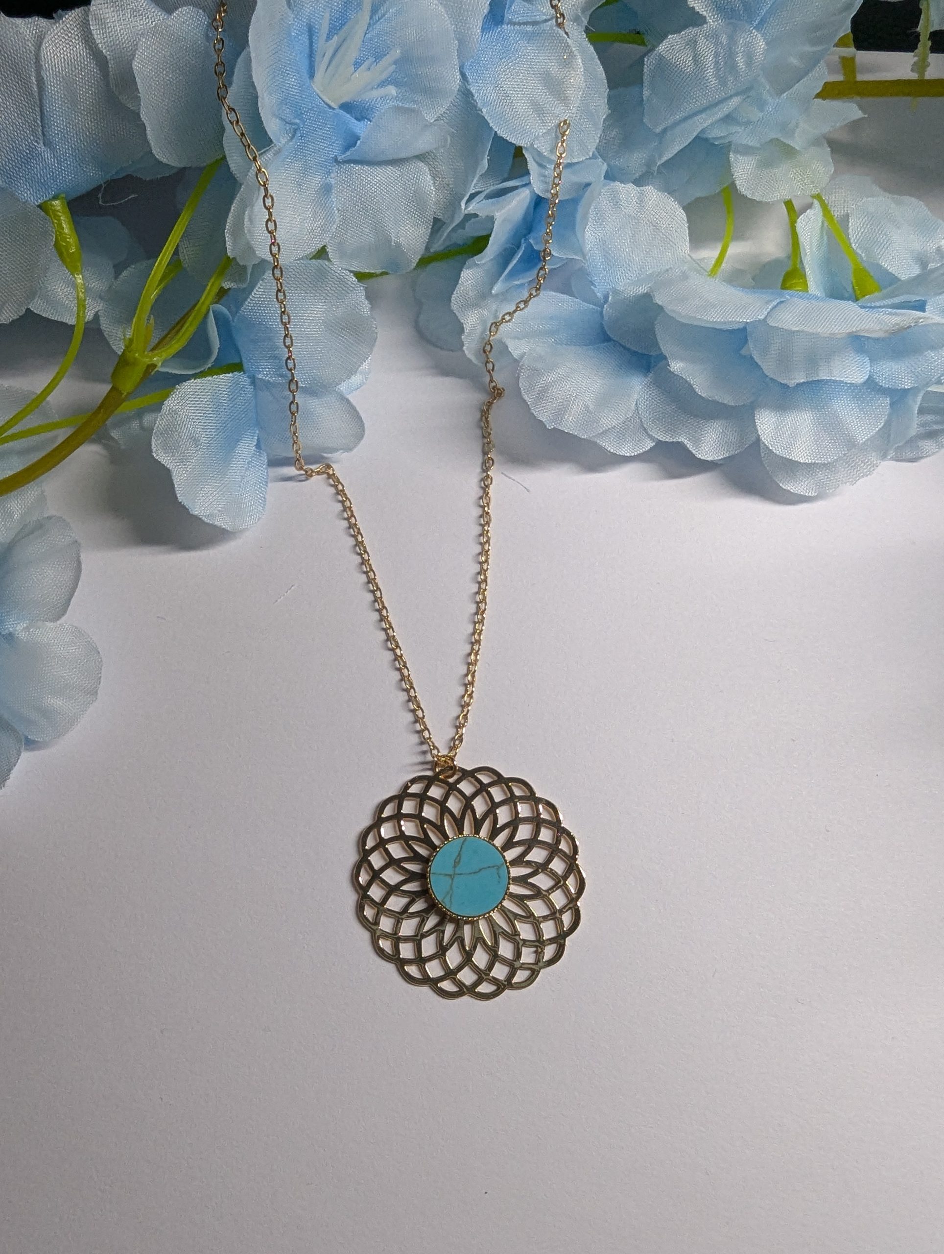 Collier doré et turquoise en forme de soleil