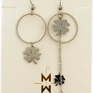 Boucles d'oreilles dépareillées avec trèfles à quatre feuilles