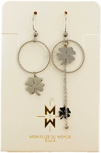 Boucles d'oreilles dépareillées avec trèfles à quatre feuilles