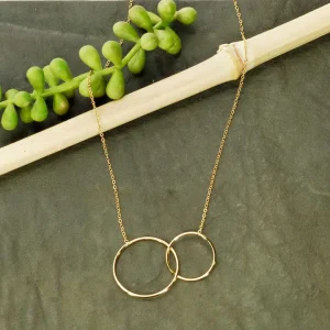 collier chaine fine avec deux anneaux entremêlé fins
