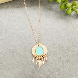 collier doré avec pendentif turquoise et plumes