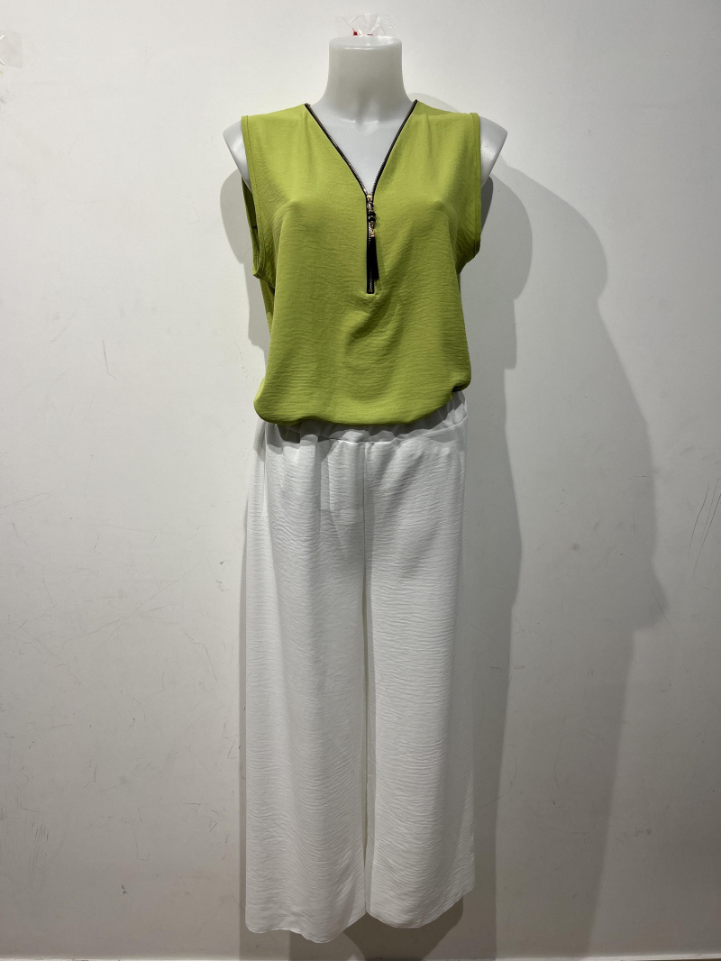 ensemble haut vert + pantalon blanc