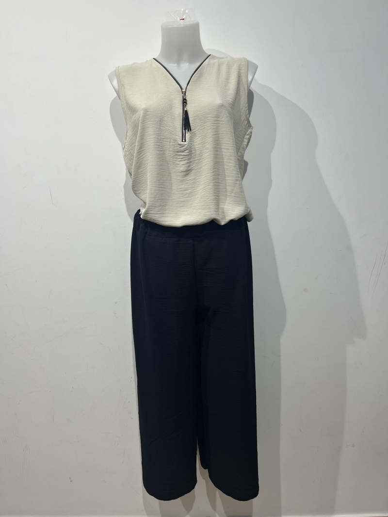 ensemble haut beige et pantalon noir