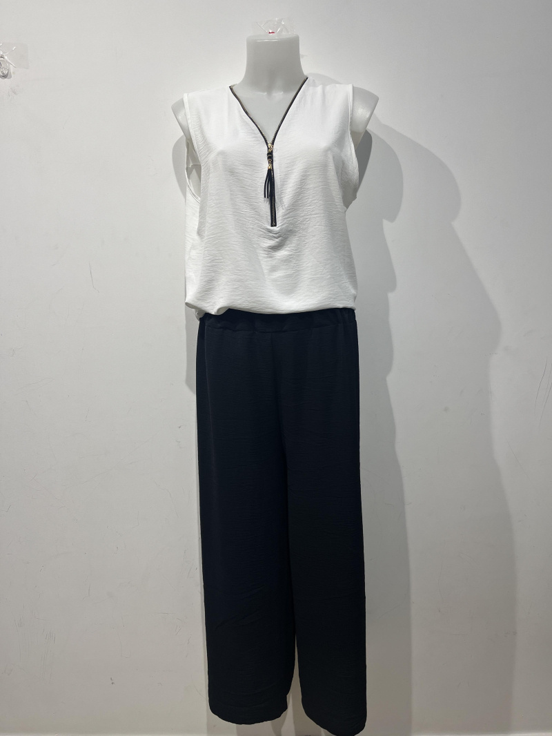 ensemble haut blanc et pantalon noir
