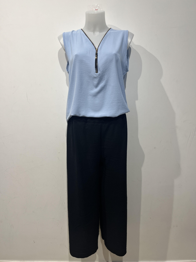 ensemble haut bleu et pantalon noir