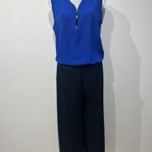ensemble haut bleu et pantalon noir