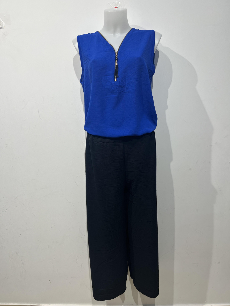 ensemble haut bleu et pantalon noir