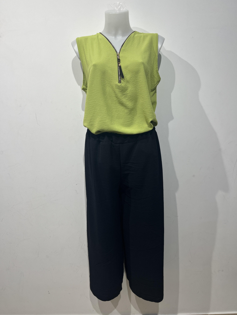 ensemble haut vert et pantalon noir
