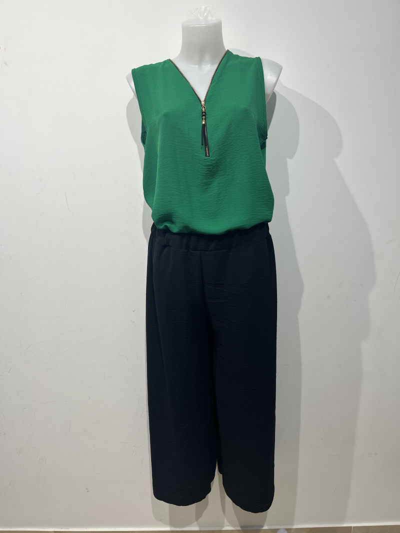 ensemble haut vert et pantalon noir