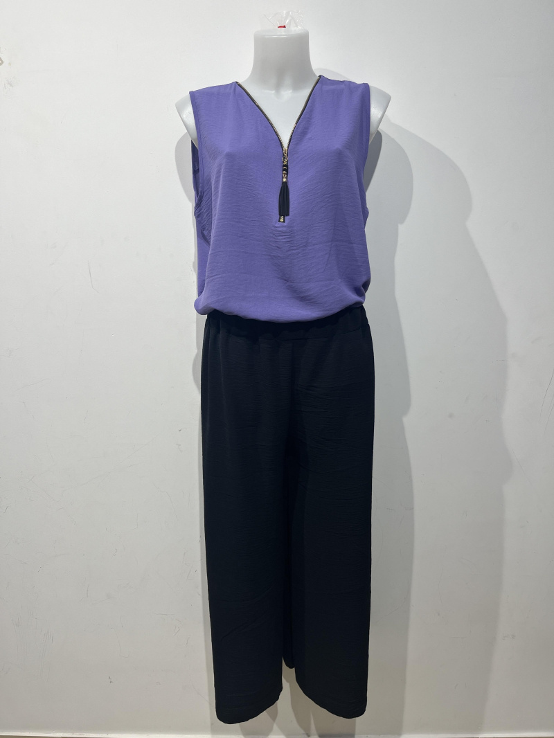 ensemble haut violet et pantalon noir