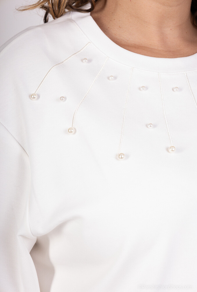 pull blanc avec manches bouffantes et col avec perles
