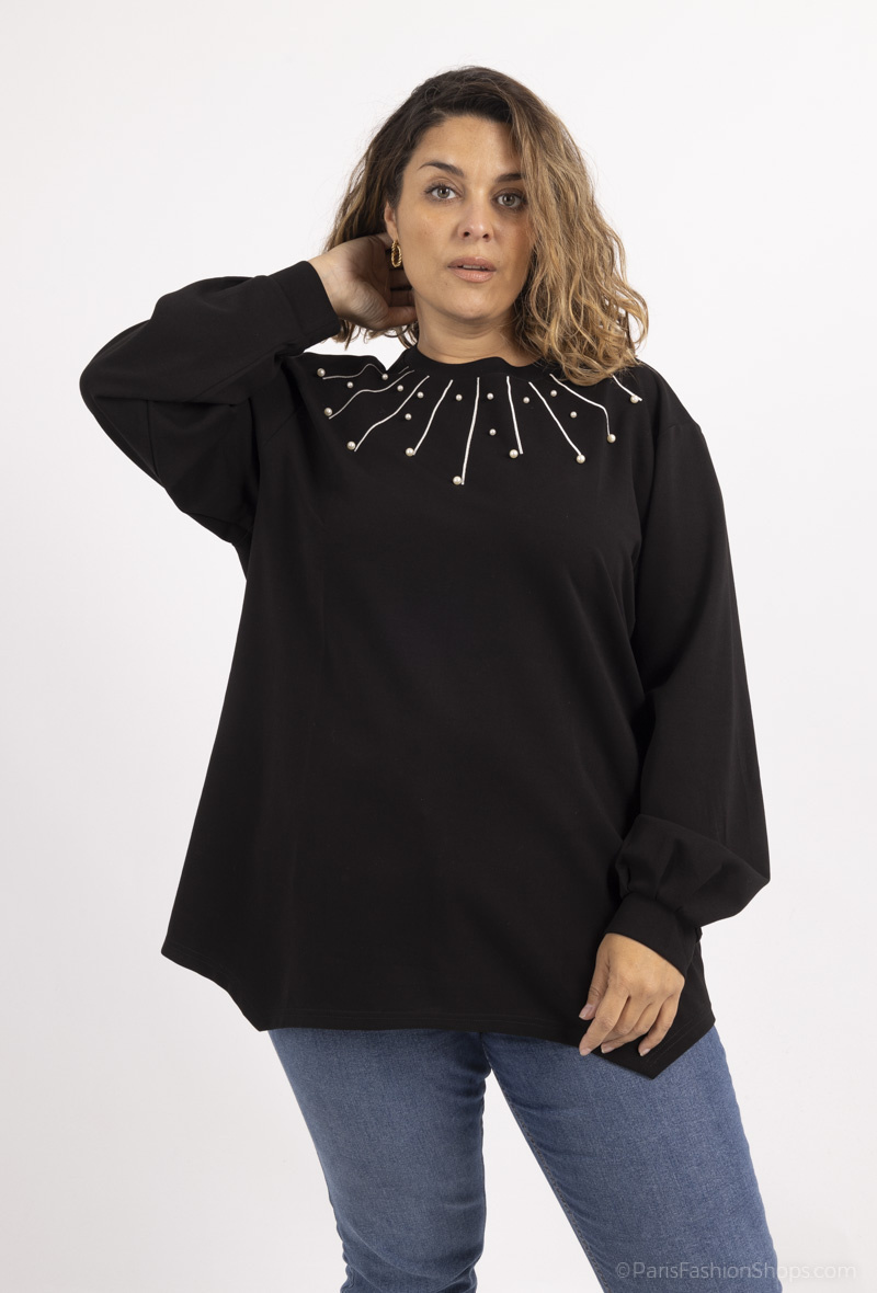 pull noir avec manches bouffantes et col avec perles