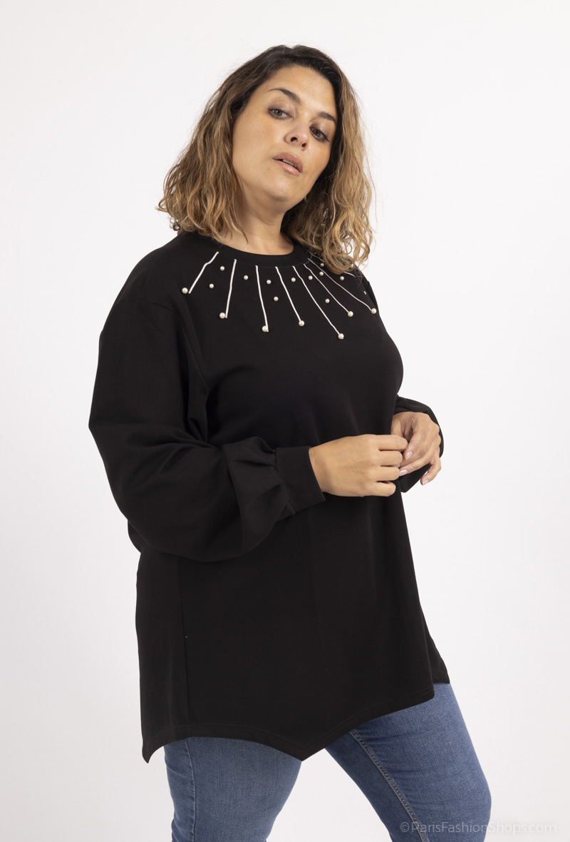 pull noir avec manches bouffantes et col avec perles