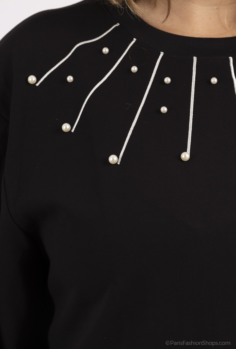 pull noir avec manches bouffantes et col avec perles