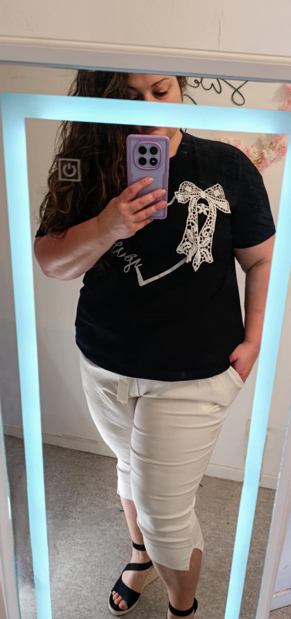 vendeuse qui porte le t-shirt noir