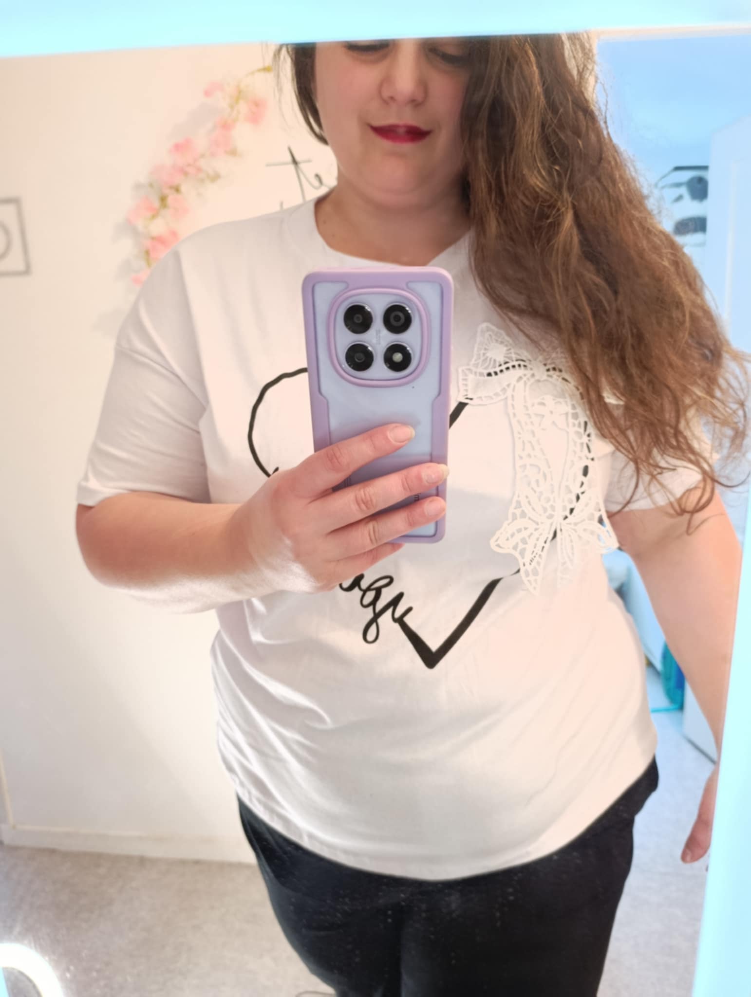 vendeuse qui porte le t-shirt blanc