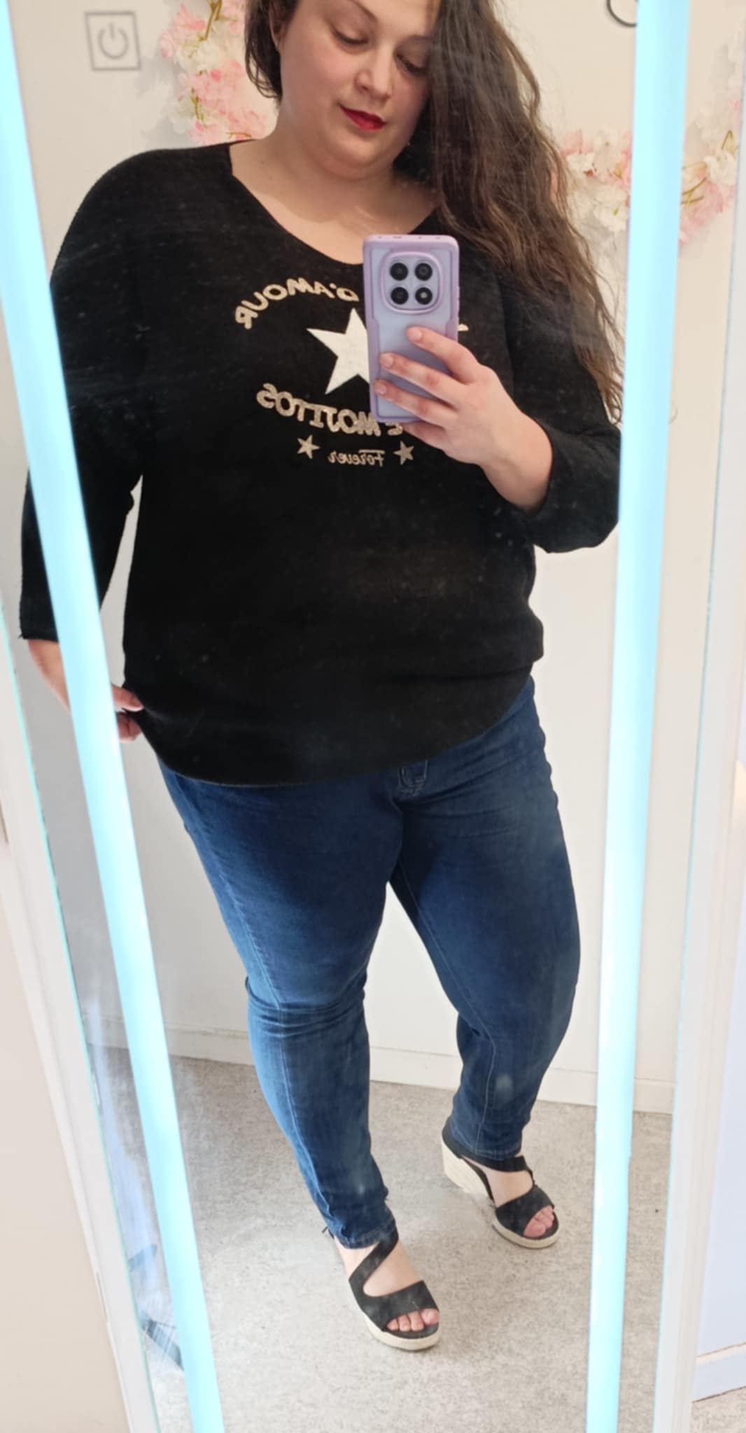 vendeuse qui porte le pull vivre d'amour et de mojito