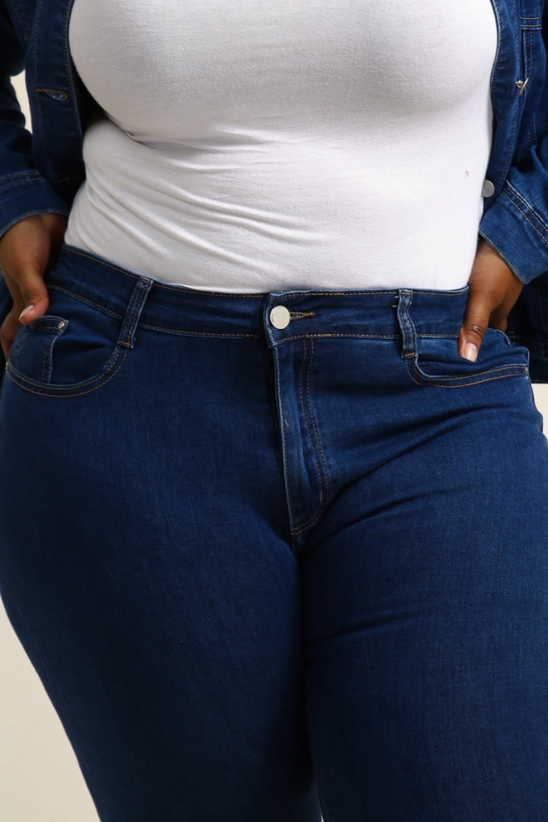 mannequin qui porte le jeans foncé