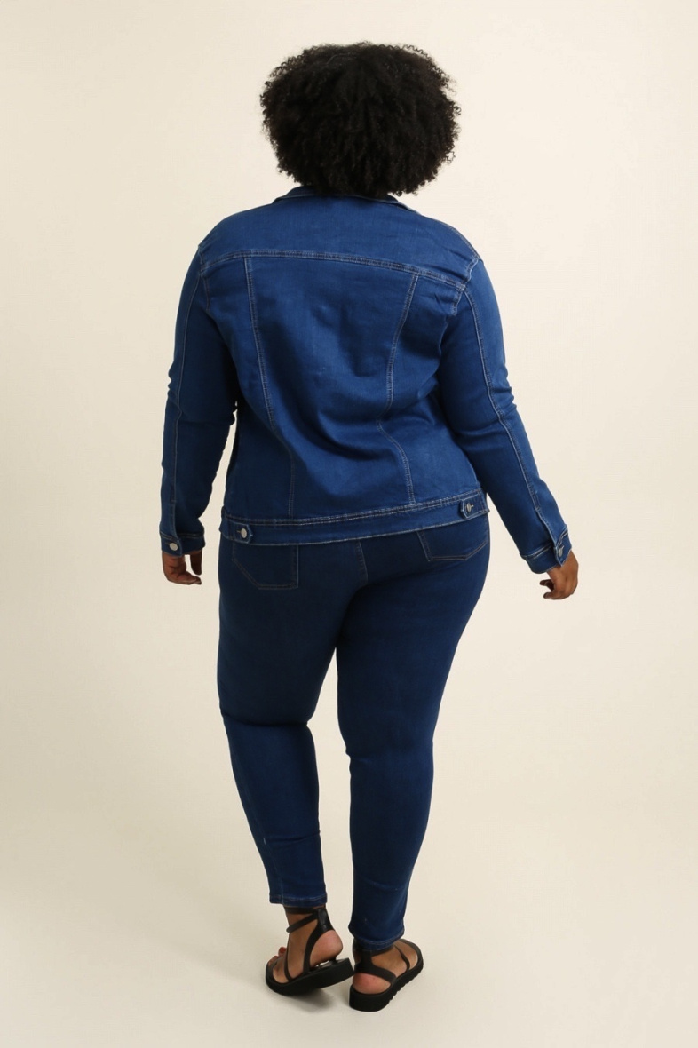 mannequin qui porte le jeans foncé