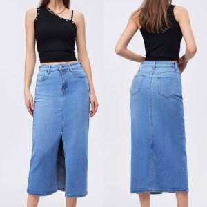 mannequin qui porte la jupe en jeans longue