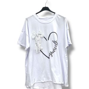 T-shirt blanc avec nœud en detelle blanc et un coeur dessiné en noir