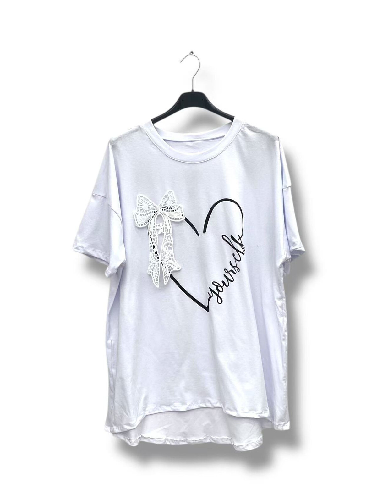 T-shirt blanc avec nœud en detelle blanc et un coeur dessiné en noir