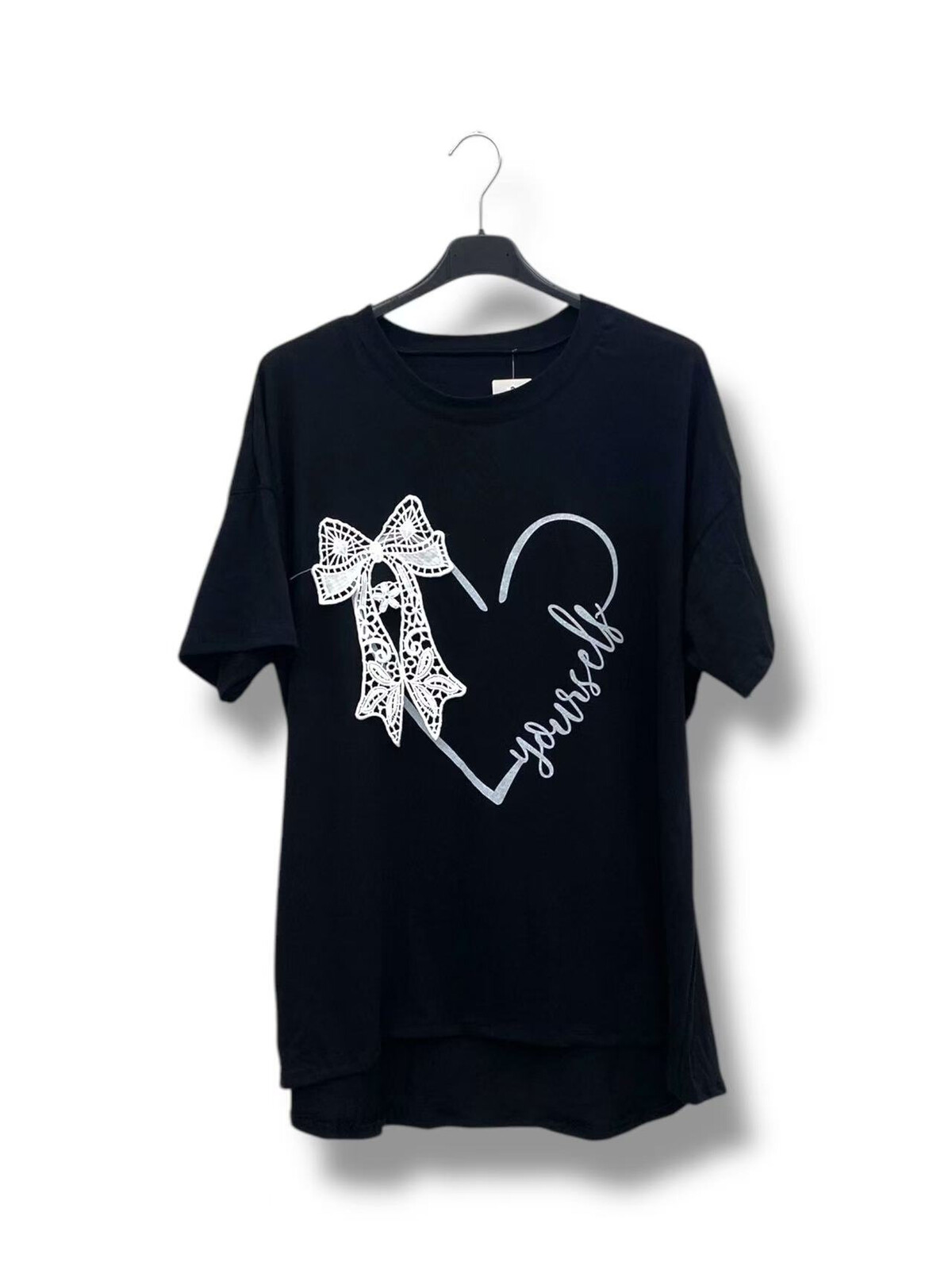 T-shirt noir avec nœud en detelle blanc et un coeur dessiné en blanc