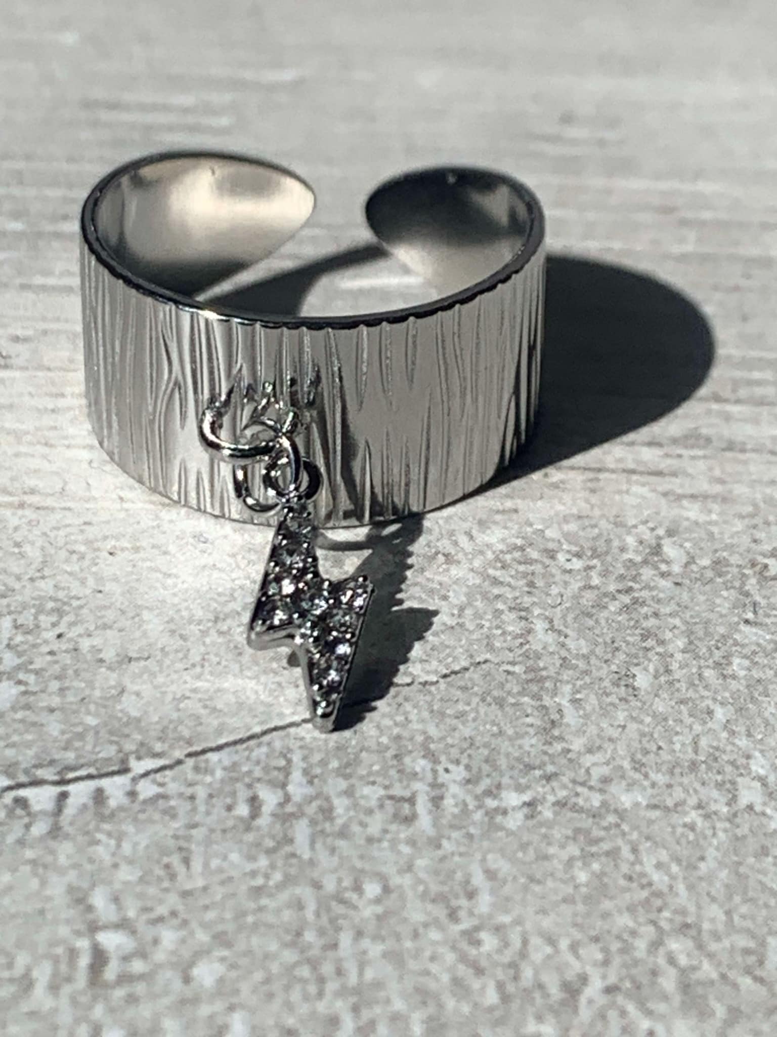 bague réglable avec breloque éclair