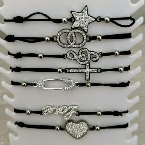 portant ave les bracelets elastique cordon noir et bijou en strass