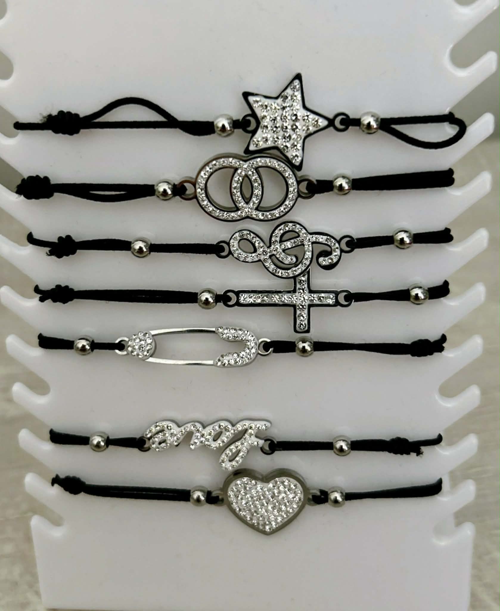 portant ave les bracelets elastique cordon noir et bijou en strass