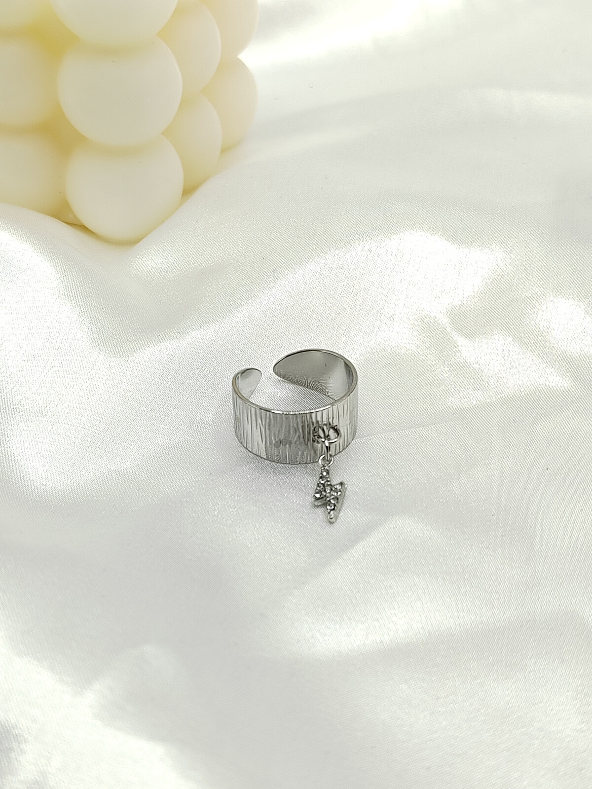 bague réglable avec breloque éclair