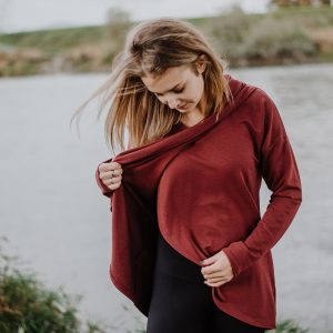 mannequin portant le sweat a capuche d'allaietement