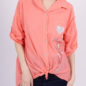 mannequin portant une chemise rose avec des coeurs en argent manche trois quart
