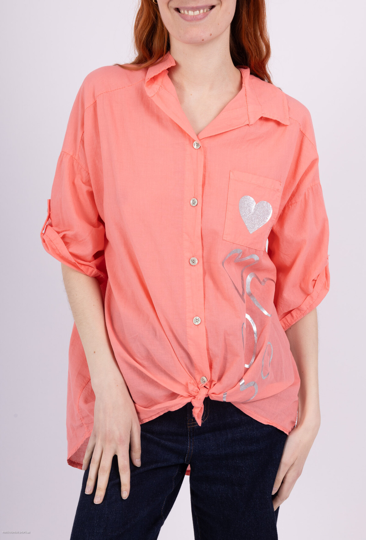 mannequin portant une chemise rose avec des coeurs en argent manche trois quart