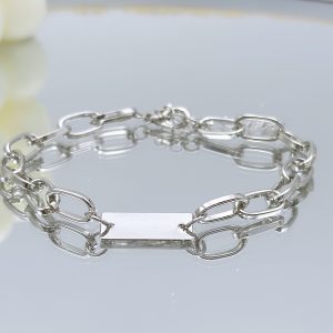 bracelet avec une petite plaque