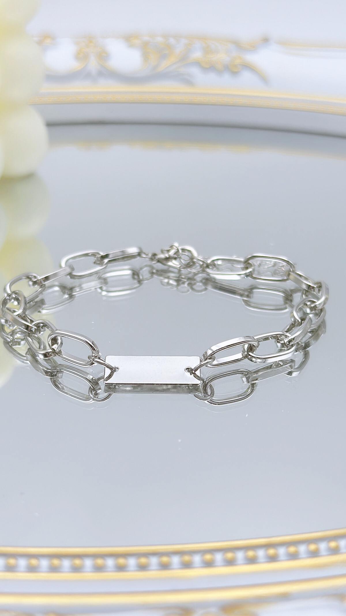 bracelet avec une petite plaque