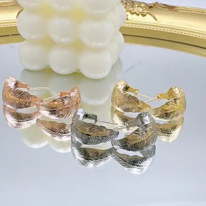 lot de trois paires de boucles d'oreilles plumes trois couleurs différentes