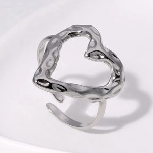Bague Ajustable Cœur Évidé Martelé en Acier Inoxydable Argenté